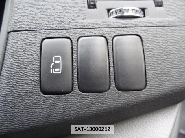 Toyota ISIS 2010-03 7805177-6