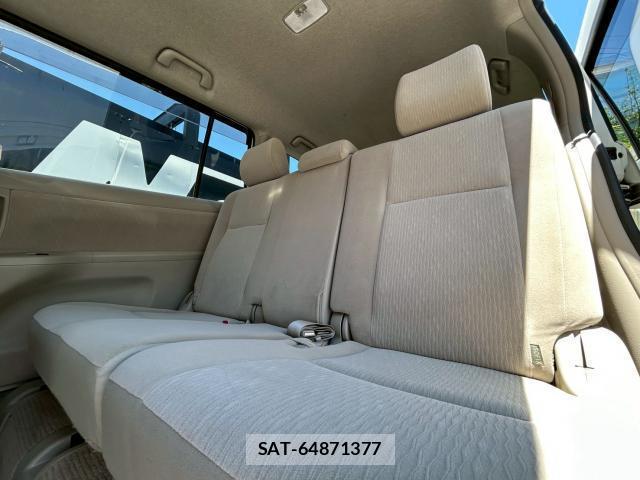 Toyota ISIS 2009-12 7805692-13
