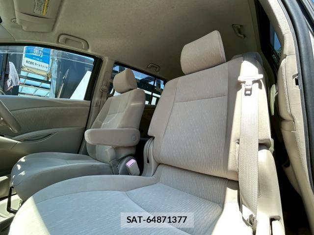 Toyota ISIS 2009-12 7805692-15