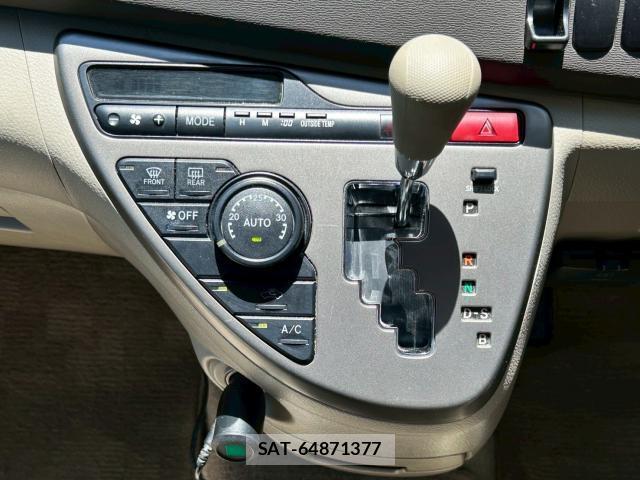 Toyota ISIS 2009-12 7805692-18