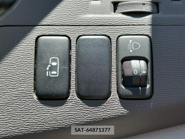 Toyota ISIS 2009-12 7805692-19