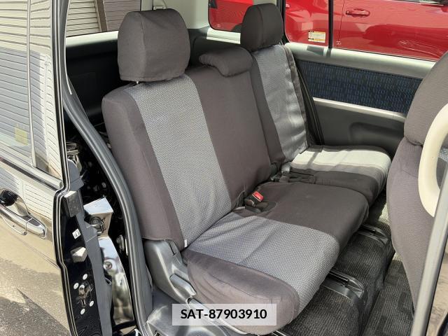 Toyota ISIS 2014-07 7808360-17