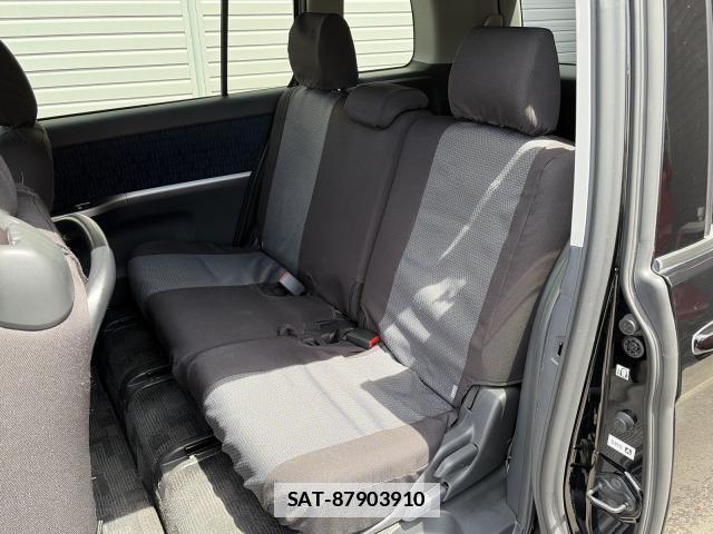 Toyota ISIS 2014-07 7808360-18