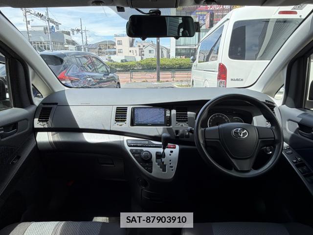 Toyota ISIS 2014-07 7808360-2