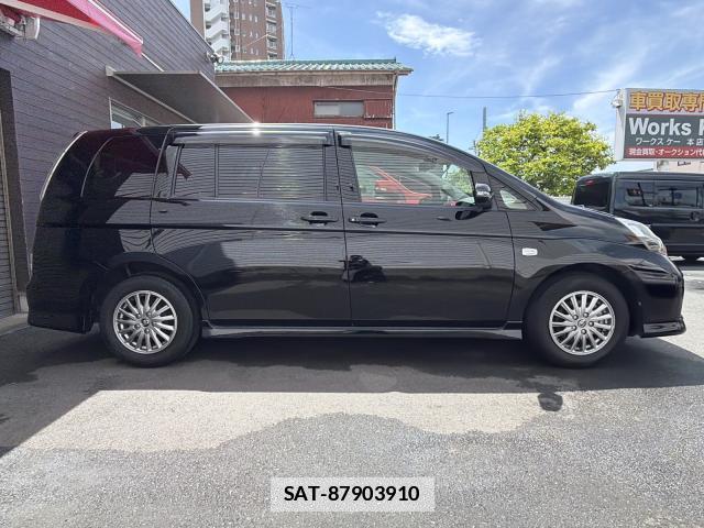 Toyota ISIS 2014-07 7808360-5