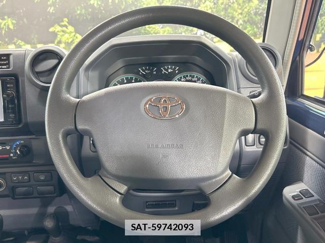 Toyota Land Cruiser 70 2014-11 7794586-11