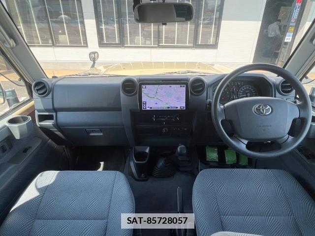 Toyota Land Cruiser 70 2015-04 7799233-1