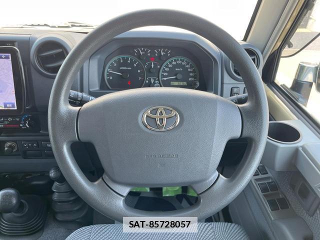 Toyota Land Cruiser 70 2015-04 7799233-8
