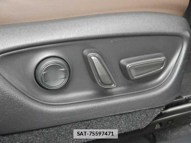 Lexus LBX 2024-12 7810905-11