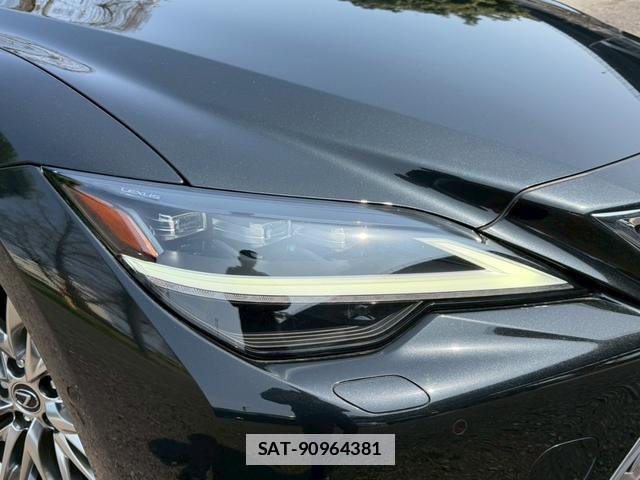 Lexus LS 2021-02 7794398-11