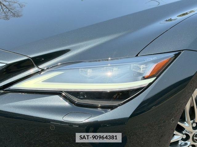 Lexus LS 2021-02 7794398-3