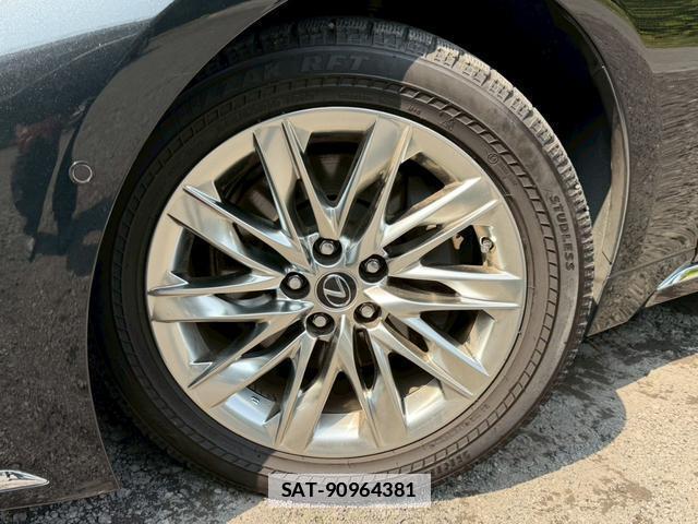 Lexus LS 2021-02 7794398-6