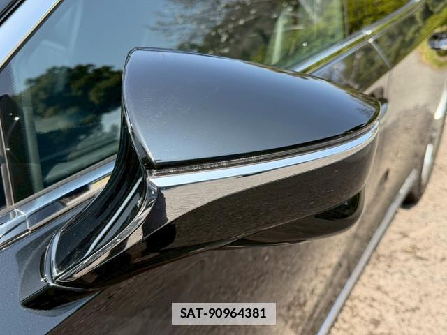 Lexus LS 2021-02 7794398-9