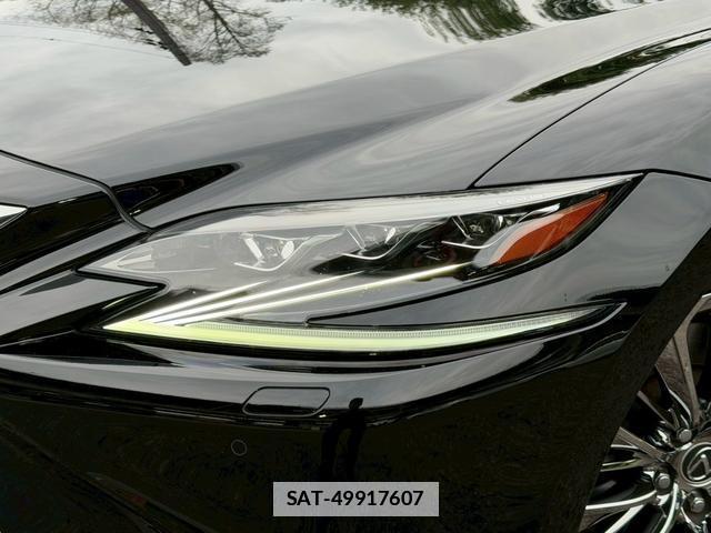 Lexus LS 2018-03 7794409-4
