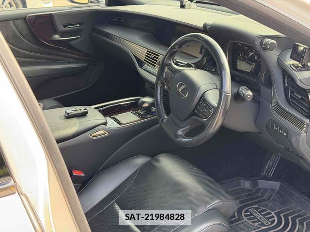 Lexus LS 2018-10 7803755-17