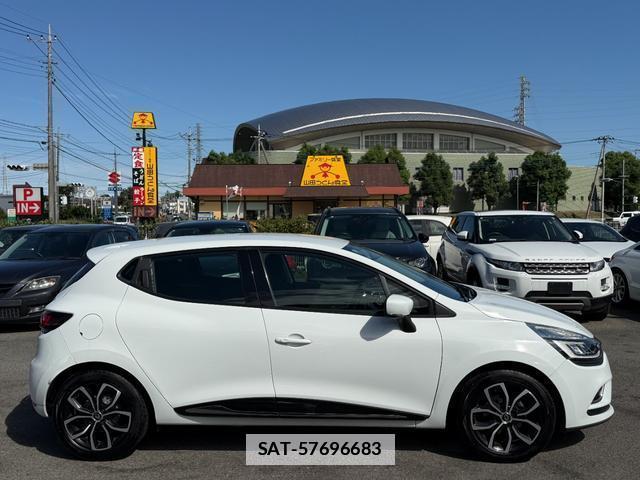 Renault LUTECIA 2017-08 7808765-11
