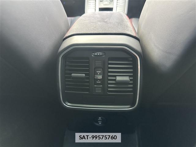 Porsche MACAN 2020-12 7793046-17