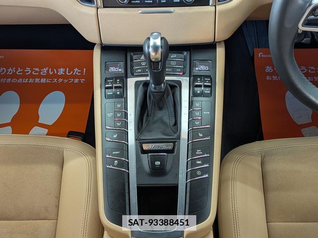 Porsche MACAN 2017-02 7795298-5
