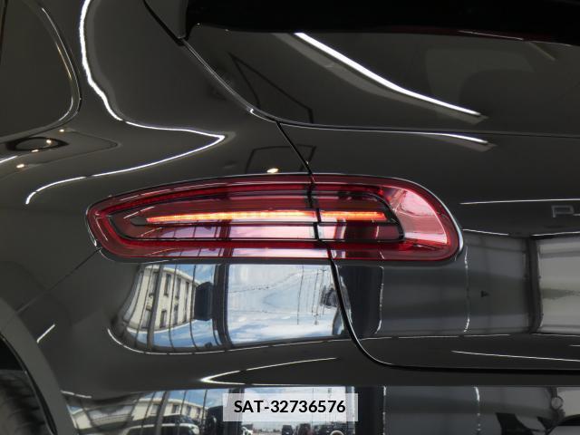 Porsche MACAN 2016-11 7800562-3