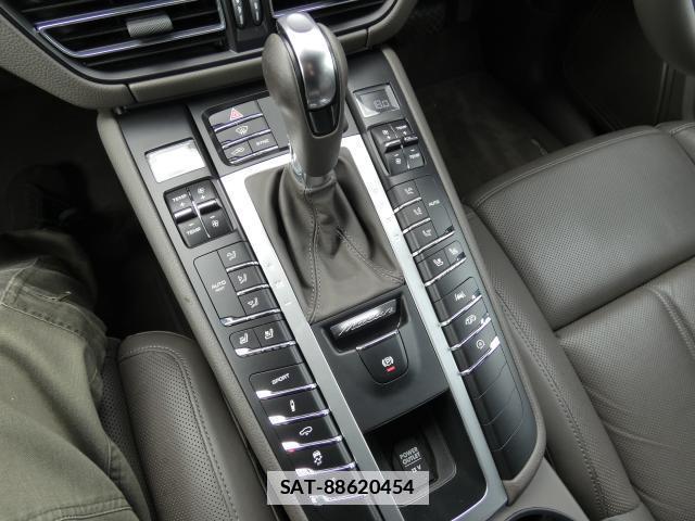 Porsche MACAN 2021-05 7806301-10
