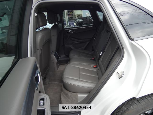 Porsche MACAN 2021-05 7806301-15