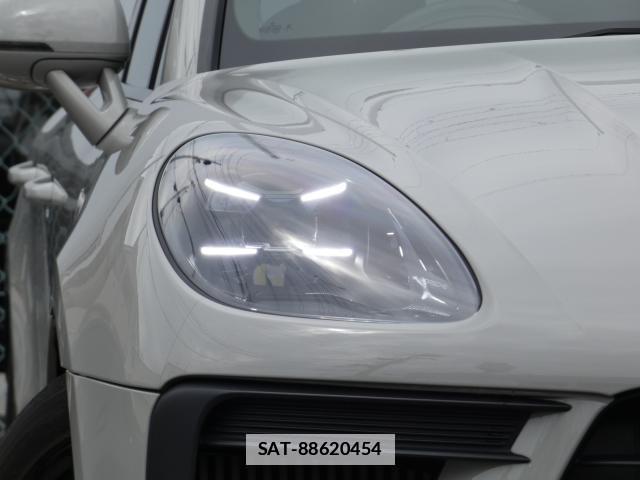 Porsche MACAN 2021-05 7806301-2