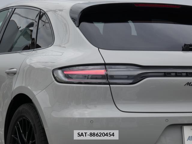 Porsche MACAN 2021-05 7806301-3