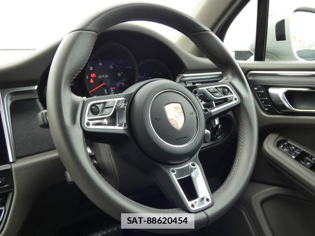 Porsche MACAN 2021-05 7806301-7