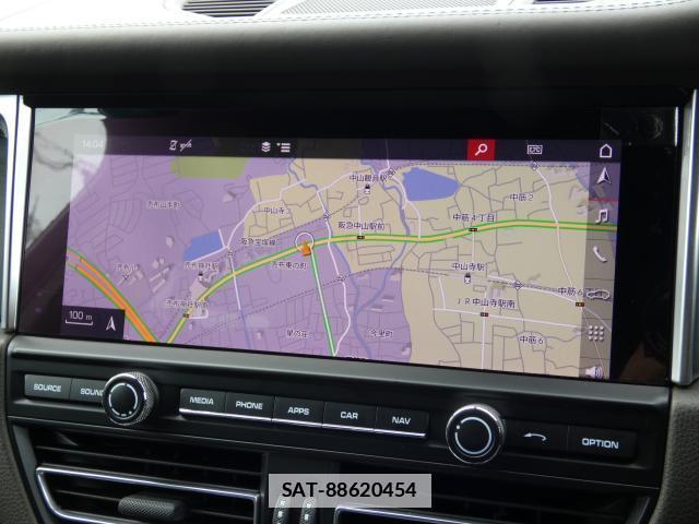 Porsche MACAN 2021-05 7806301-8