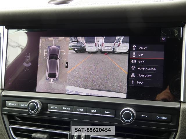 Porsche MACAN 2021-05 7806301-9