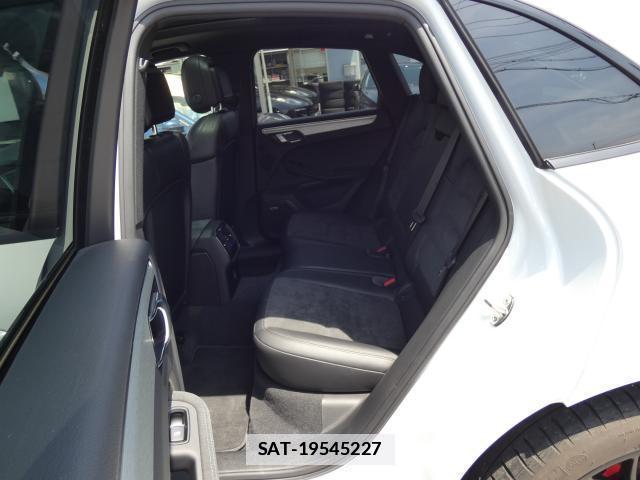 Porsche MACAN 2018-03 7806302-15