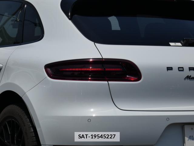Porsche MACAN 2018-03 7806302-3