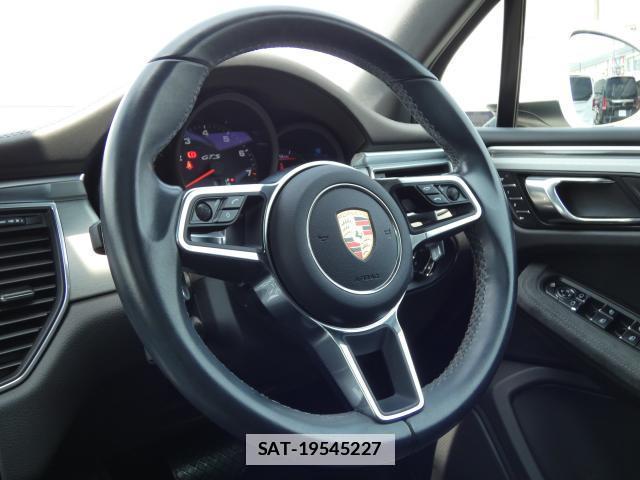 Porsche MACAN 2018-03 7806302-8