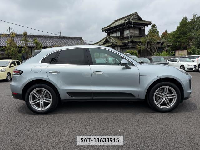 Porsche MACAN 2019-11 7808657-3
