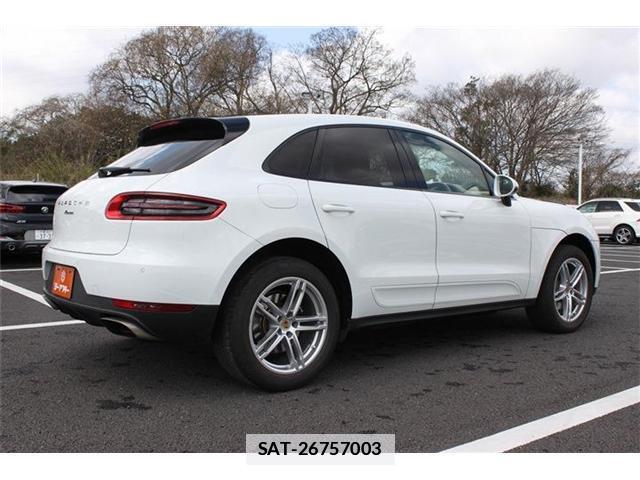 Porsche MACAN 2015-06 7809501-19