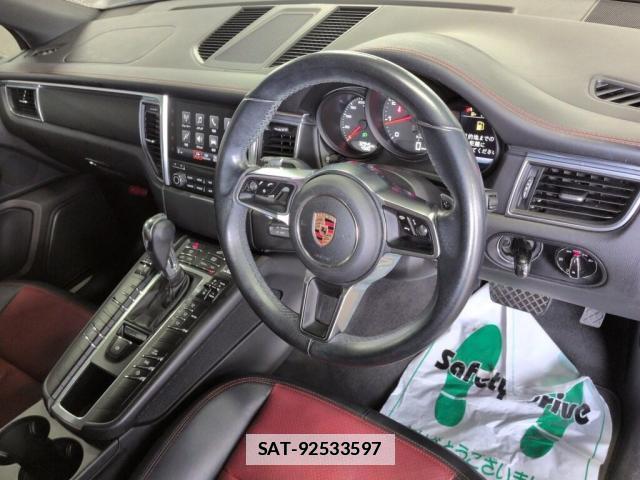 Porsche MACAN 2016-06 7811203-2