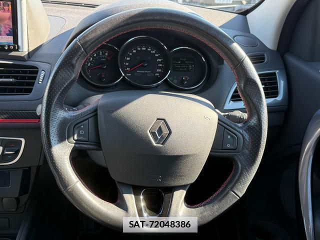 Renault MEGANE ESTATE 2017-03 7808756-18