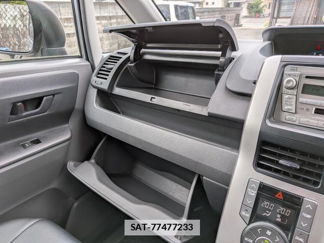 Toyota NOAH 2009-04 7795329-11