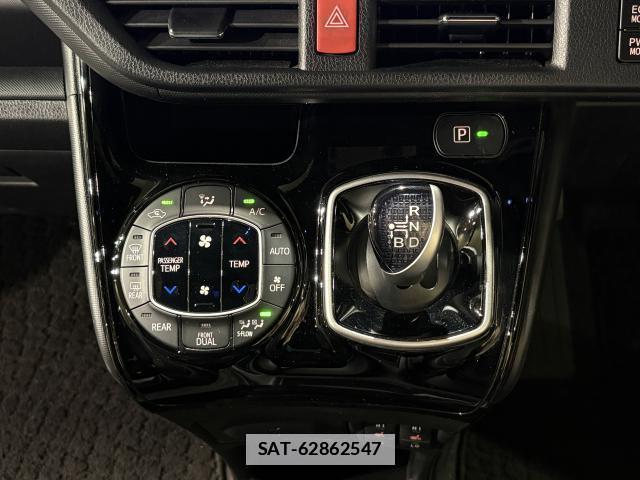 Toyota NOAH 2017-09 7795390-15