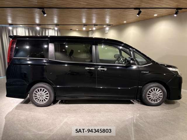 Toyota NOAH 2017-01 7795419-3
