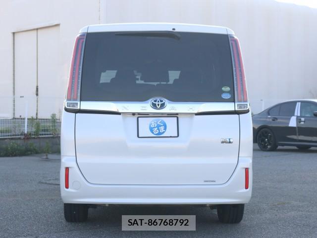 Toyota NOAH 2017-11 7796318-1