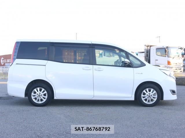Toyota NOAH 2017-11 7796318-3