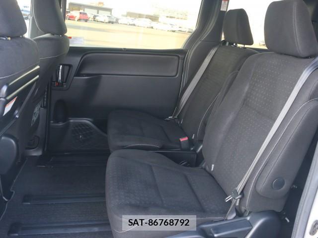 Toyota NOAH 2017-11 7796318-6