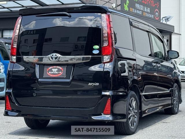 Toyota NOAH 2017-01 7796404-1