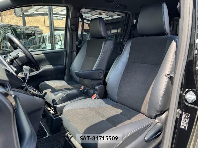 Toyota NOAH 2017-01 7796404-16