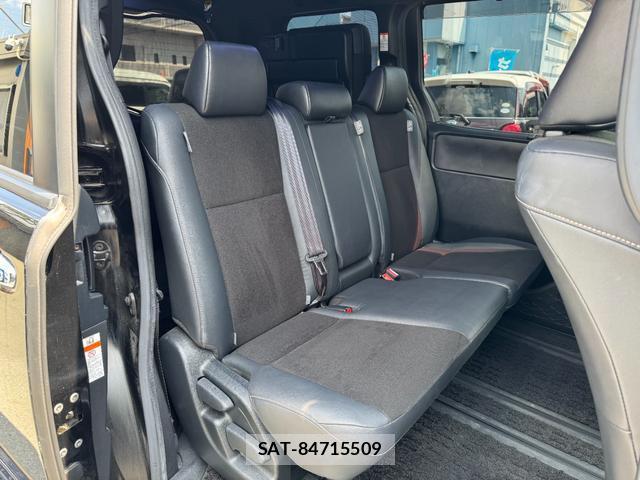 Toyota NOAH 2017-01 7796404-9