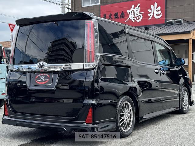 Toyota NOAH 2017-10 7796417-1