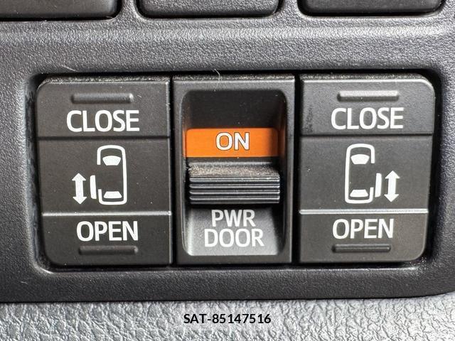 Toyota NOAH 2017-10 7796417-5