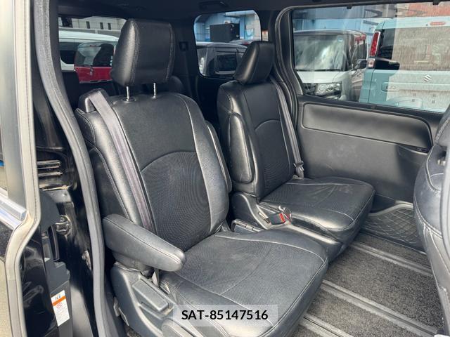 Toyota NOAH 2017-10 7796417-8