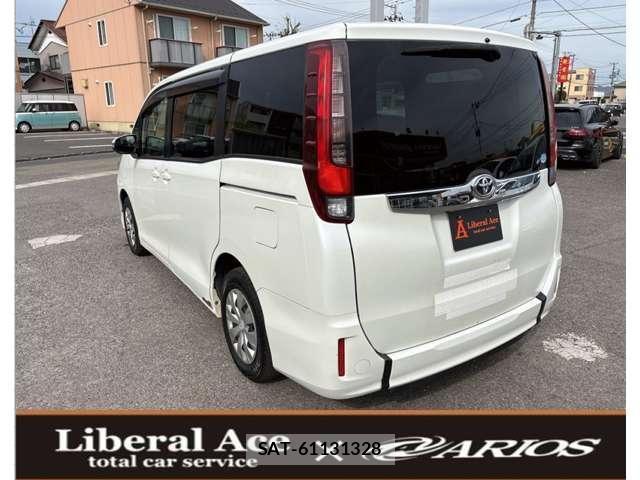 Toyota NOAH 2015-03 7796648-11